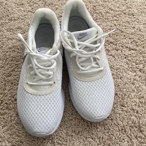 Nike Womens Tanjun Sneaker size 9